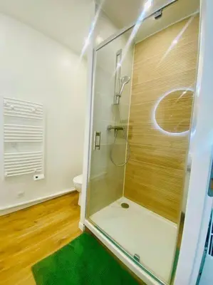 Salle de bains dans l'établissement Maison à Cholet