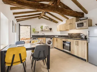 Cuisine ou kitchenette dans l'établissement Ancien corps de ferme rénové avec jardin, proche de Nantes, wifi, borne de recharge et animaux acceptés. - FR-1-306-1280
