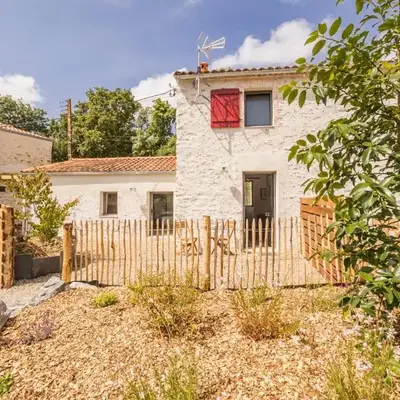 Ancien corps de ferme rénové avec jardin