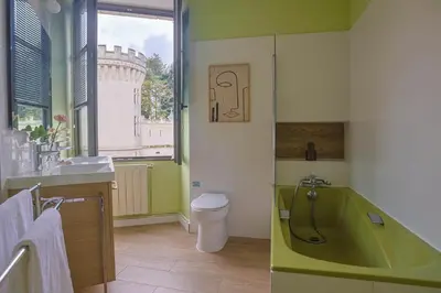 Salle de bains dans l'établissement Challain