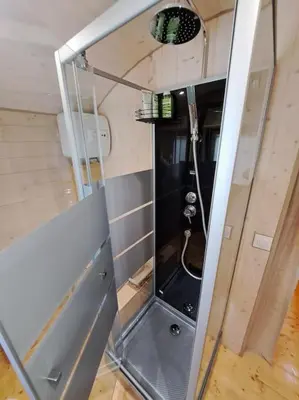 Salle de bains dans l'établissement Magnifique roulotte en plein nature