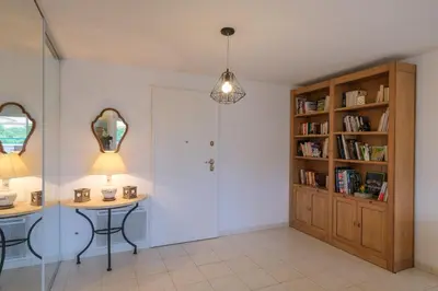 Bibliothèque dans l'appartement