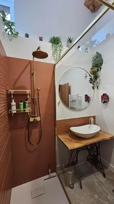 Salle de bains dans l'établissement La Fontaine gîte de charme à 12min du Puy duFou