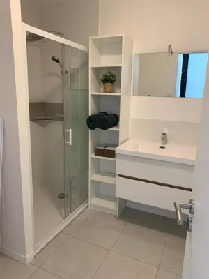Salle de bains dans l'établissement Maison 3 pièces - plain pied - 2 chambres lits Queen Size avec wifi