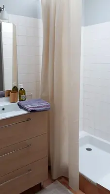 Salle de bains dans l'établissement Maisonnette l'Olivier Bleu
