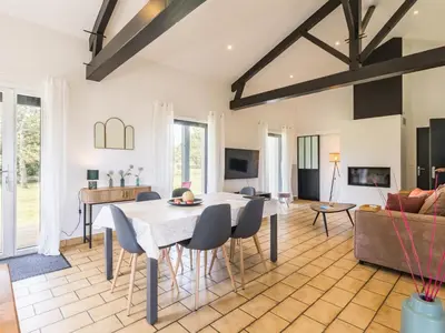 Télévision ou salle de divertissement dans l'établissement Maison lumineuse proche de la mer avec WiFi et animaux acceptés - FR-1-306-1283