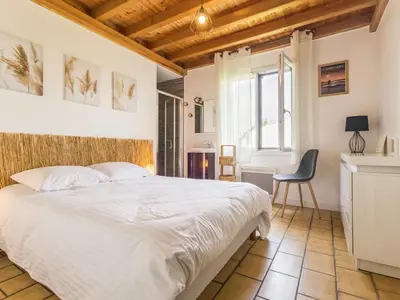 Un ou plusieurs lits dans un hébergement de l'établissement Maison lumineuse proche de la mer avec WiFi et animaux acceptés - FR-1-306-1283