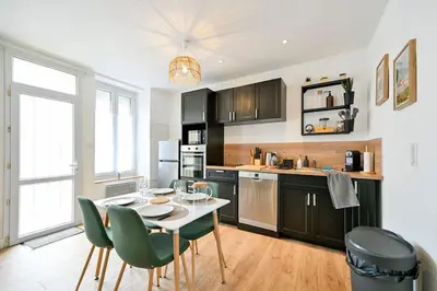 Cuisine ou kitchenette dans l'établissement L'Escapade Verdoyante - Confort, Élégance, Centrale