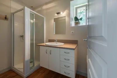 Salle de bains dans l'établissement La Villa au Grand Chêne - Charmante maison pour 10p