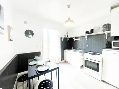Cuisine ou kitchenette dans l'établissement T2 Jardin, Centre, Gare, 5'plage
