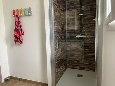 Salle de bains dans l'établissement Gîte climatisé DUNE ET PLAGE jqà 12 personnes