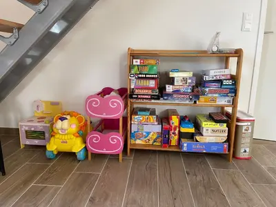 Bibliothèque dans la maison de vacances