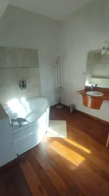 Salle de bains dans l'établissement Domaine du prieuré Saint Ellier