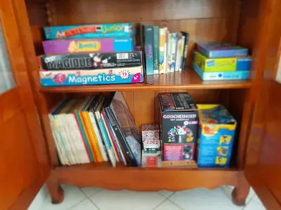 Bibliothèque dans la maison de vacances
