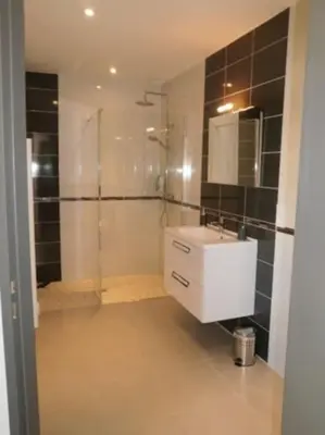 Salle de bains dans l'établissement Gîte LMNP Zehr