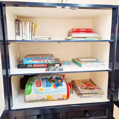 Bibliothèque dans la maison de vacances