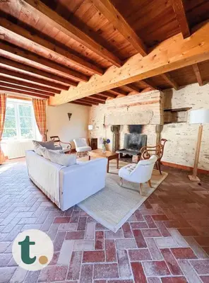Coin salon dans l'établissement Tranquiloue - Maison de charme à la campagne - PuyduFou