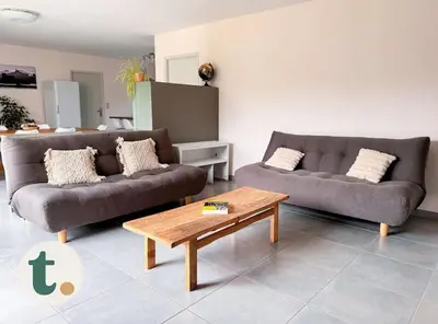 Coin salon dans l'établissement Tranquiloue - Maison moderne - Proche PuyduFou