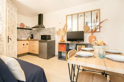 Cuisine ou kitchenette dans l'établissement Le Bellamy - T2 Cosy et paisible