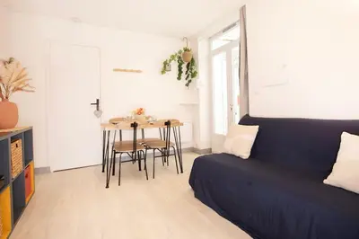 Coin salon dans l'établissement Le Bellamy - T2 Cosy et paisible