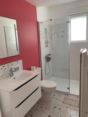 Salle de bains dans l'établissement La Maison des Pins