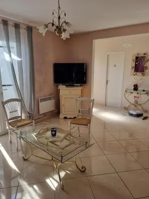 Télévision ou salle de divertissement dans l'établissement Agréable maison au cœur de St Hilaire