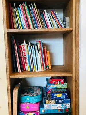 Bibliothèque dans la maison de vacances
