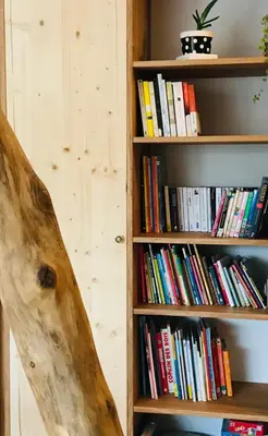 Bibliothèque dans la maison de vacances