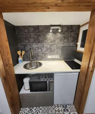 Cuisine ou kitchenette dans l'établissement La petite loge de l'ile