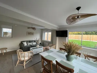 Télévision ou salle de divertissement dans l'établissement Villa chaleureuse 8 personnes - Nouveau
