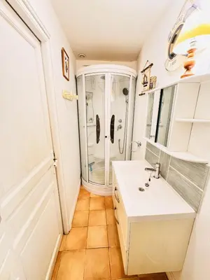 Salle de bains dans l'établissement Pied à terre au Gabelou à Port Fromentine