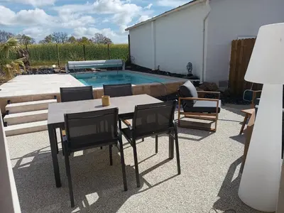 Piscine de l'établissement Gite maison Simon 30' Puy du Fo climatisé ou située à proximité