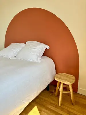 Un ou plusieurs lits dans un hébergement de l'établissement Charmante Maison avec Terrasse