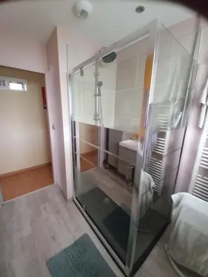 Salle de bains dans l'établissement Le carré vert
