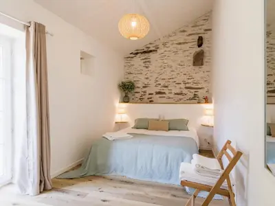 Un ou plusieurs lits dans un hébergement de l'établissement Maison avec piscine privée chauffée, proche plage à Pornic - FR-1-306-1284