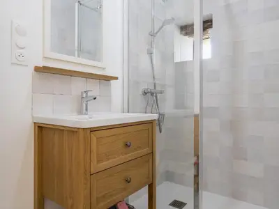 Salle de bains dans l'établissement Maison avec piscine privée chauffée, proche plage à Pornic - FR-1-306-1284