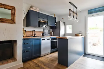 Cuisine ou kitchenette dans l'établissement Jolie maison pour 7 - 300 m de la plage - Dunes