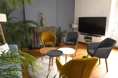 Télévision ou salle de divertissement dans l'établissement Cholet, en Centre-Ville et Spacieux, Proche du Parc du Puy DuFou