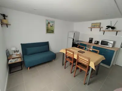 Cuisine ou kitchenette dans l'établissement Le Gite de L'Ogerie - 20 min du Puy du F - Petit dej et draps compris