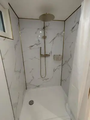 Salle de bains dans l'établissement Le Gite de L'Ogerie - 20 min du Puy du F - Petit dej et draps compris