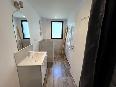 Salle de bains dans l'établissement Studio neuf avec mezzanine dans un coin paisible avec piscine partagée