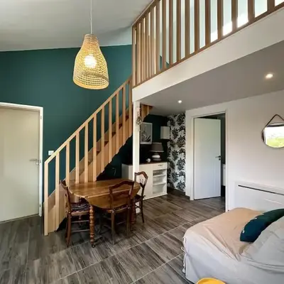 Studio neuf avec mezzanine dans un coin paisible avec piscine partagée