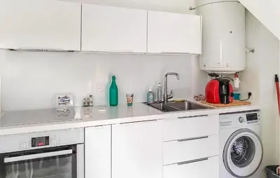 Cuisine ou kitchenette dans l'établissement Lovely Apartment In Saint Jean De Monts