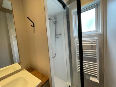 Salle de bains dans l'établissement Cottage Grand Fay à 10 min des plages
