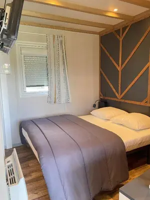 Un ou plusieurs lits dans un hébergement de l'établissement Cottage Grand Fay à 10 min des plages