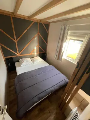 Un ou plusieurs lits dans un hébergement de l'établissement Cottage Grand Fay à 10 min des plages