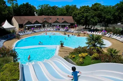 Piscine de l'établissement Superbe Mobil home proche de l'Océan ou située à proximité