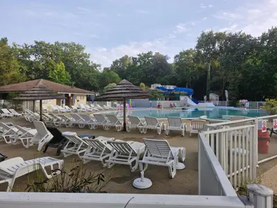Piscine de l'établissement Superbe Mobil home proche de l'Océan ou située à proximité