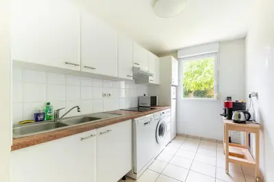 Cuisine ou kitchenette dans l'établissement La Fontaine - Confortable, Calme & Spacieux