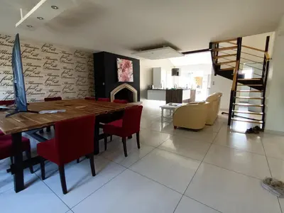Coin salon dans l'établissement Maison de la villa à la fosse à l'âne 5 chambres